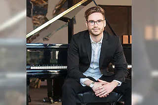 Rote Rosen - Erinnerungen an Gerd Natschinski - Lukas Natschinski singt und spielt Gerd Natschinski
