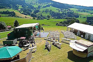 <ONBU></ONBU>Open - Air  "Bergbeben" in Horben<?ZE?>Musikverein Horben lädt zum 4. Bergbeben ein.<?ZE?><?ZE?>Die Zeit des Wartens hat sich gelohnt! Denn das "Bergbeben" in Horben findet wieder statt, und das nun schon zum vierten Mal. In den letzten Jahren hat sich das Open-Air-Festival in dem Festkalender etablieren können, und hat sich zu einem wahren Zuschauermagneten entwickelt. Das Bergbeben zählt zu einem der größten OPEN-AIR-Festivals im Raum Freiburg und Umgebung. Die Viehweide, nur wenige Schritte von der Ortsmitte Horbens entfernt, wird in ein Festivalgelände mit überdachter Bühne und Tanzfläche, großem Festzelt, Bierbrunnen und Cocktailbar umgewandelt. Wo normalerweise Schafe und Kühe weiden, tummeln sich ab dem 16. Juli drei Tage lang die Fans von Rock- und Popmusik, Open-Air-Theater und Blasmusik. Den Gästen wird aber nicht nur Musik und Theater geboten, sondern auch ein einzigartiger Panoramablick über das Hexental und die Rheinebene.<?ZE?><?ZE?>Los geht´ s am Freitag, den 16. Juli, um 20 Uhr mit einem Open-Air-Theater. Die Laienspielgruppe des Schach-Clubs Horben führt das turbulente Lustspiel "Nur Zoff mit dem Stoff" auf. Dabei kommen die schlagkräftigen Dialoge auf der Freiluftbühne vor der einzigartigen Bergkulisse des Schauinslands besonders zur Geltung. In den Pausen sorgen die Kirchhofener Volksmusikanten für musikalische Umrahmung.<?ZE?><?ZE?>Am Samstag, 17. Juli, findet unter dem Motto "Bergbeben" ab 20 Uhr eine Open-Air-Party mit zwei Livebands statt. Die sechs Musiker der Coverband "5decibel" haben sich auf den Bühnen rund um Freiburg einen Namen gemacht. Mit einer Mischung aus den aktuellsten Charts, den populärsten Oldies und ultimativen Klassikern der Rockgeschichte sowie einer mitreisenden Bühnenshow, werden sie den Berg zum Beben bringen.<?ZE?>Als Kontrastprogramm dient die aus dem Raum Freiburg stammende Band "The heavy family". Ihr Stil ist eine Mixtur aus Crossover, Ska und Alternative, kurz: Skary Rock. Dabei steht die Band für Kreativität und Vielseitigkeit: es wird gerappt und getanzt, mal werden bekannte Melodien auf die Schippe genommen und dann wieder melancholische Töne angestimmt. Einlass ist am Samstag ab 16 Jahren (Ausweiskontrolle) und ein zusätzlicher Ordnerdienst wird für Sicherheit sorgen.<?ZE?><?ZE?>Am Sonntag, 18. Juli, klingt das Bergbeben auf dem Horbener "Heubuck" mit einem gemütlichen Hock und reichlich Blasmusik aus. Von 11:30 Uhr bis 19:00 werden die Musikvereine aus Bollschweil, Katzenmoos und Feldberg sowie der Jugendkapelle Horben  die Gäste unterhalten. Die jüngeren Gäste können sich bei verschiedenen Spielen verweilen und austoben.<?ZE?><?ZE?>An allen drei Tagen stehen vielerlei kulinarische Leckerbissen zur Auswahl. Am Sonntag gibt es außerdem Kaffe, Kuchen und Eis. Für die Gäste, die mit dem Auto unterwegs sind, stehen am Festivalgelände ausreichend Parkplätze zur Verfügung.<?ZE?><?ZE?>Weitere Informationen zum Bergbeben in Horben gibt es auf  http://www.mv-horben.de<?ZE?> [Foto: privat]