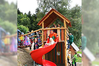 Sommerfest des Kindergarten Wespennests, anlässlich der Einweihung des neuenRutschenturms, am Sonntag, den 24. JuliObwohl das Sommerwetter beim diesjährigen Sommerfest des Kindergartens?Wespennest? in Kleinherrischwand zu wünschen übrig lies, hatten die Kinderihren Spaß.Nachdem allen Helfern für ihre Arbeitskraft und die Bereitstellung derGeräte sowie dem Material gedankt wurde, führten die Kinder einen gemeinsameinstudierten Tanz auf. Dieser und das anschließend gesungeneKindergartenlied begeisterte das gesamte Publikum. Bevor der BürgermeisterChristof Berger einige Worte zur Eröffnung verklauten ließ, wurden dieSchulkinder verabschiedet und die neuen Kinder begrüßt. Der Höhepunkt des Festes war für die Kinder jedoch die lang ersehnteFreigabe des Spieleturms mit integrierter Rutschbahn. Während die Kinder aufihn losstürmten, machten es sich die Eltern bei Kaffee und Kuchen gemütlich [Theresa Tröndle]