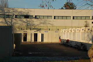 Kaufmännische Schulen30.12.2015, BZ - OFB: An die  Sporthalle des Kreisschulzentrums in Offenburg ist ein Containerdorf angeschlossen: Beides wird von Flüchtlingen genutzt.  hrö/LRA28.01.2016, BZ - OFB: Die Kreissporthalle in Offenburg und die vorgelagerten Wohn-, Küchen und Gemeinschaftscontainer archivfoto: HUBERT RÖDERER09.02.2017, BZ - OFB: Einige Monate standen auch beim Kreisschulzentrum in Offenburg Wohncontainer. Archivfoto: Röderer [Hubert Röderer]
