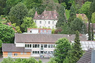 22.05.2021, BZ - EMD: Der Ortskern von Heimbach mit der Grundschule, dahinter das SchlossMichael Haberer [Michael Haberer]