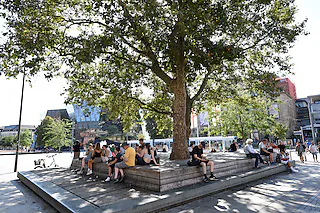 Hitze, Sommer, heiß,24.08.2023, BZ - FRB: Der erste Ort auf der Tour durch die Innenstadt ist der Platz der Alten Synagoge. Kein klassisch kühler Ort, aber ganz okay. Rita Eggstein [Rita Eggstein]
