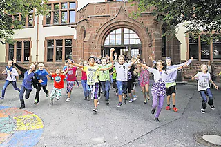 Große Freude herrscht unter den Schülern im Land: Endlich Schluss mit Pauken und rein in die Sommerferien. Auch die 68 Viertklässler der Heinrich-Hansjakob-Grundschule in Waldshut stürmen überglücklich aus dem Schulgebäude. Zusammen mit der Klassenlehrerin der 4b, Lilo Peck, die in den Ruhestand geht, hat sich die Schule von ihren ältesten Schützlingen verabschiedet. Ab dem 12. September geht ihr Bildungsweg an anderen Schulen weiter. Daran ist jetzt aber nicht zu denken &amp;#8211; die Kinder haben erst einmal sechs Wochen Zeit, sich im Urlaub zu Hause oder in der Ferne zu vergnügen. Bild: Blaser<?ZE?> [Blaser]