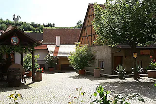 Bötzingen: Oberschaffhauser Dorfplatz [Foto: Ilona Hüge]