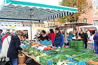 mit  einem  großen Herbstfest auf dem  Marktplatz  ging  die  Sommersaison  des  Sulzburger  Wochenmarktes  zu Ende. [Foto: Ingeborg Grziwa]
