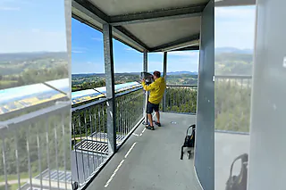 (pic) Unser foto zeigt den Monteur Werner Tomsche beim Einric htung des Fernrohres auf dem Rothaus-Zäpfleturm. Foto: Gemeinde Höchenschwand24.08.2023, BZ - BLA: Monteur Werner Tomsche richtet hier das  Fernrohr auf dem Rothaus-Zäpfleturm ein. Stefan Pichler [Stefan Pichler]