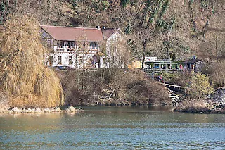 <ONBU></ONBU>Blick von der Marckolsheimer Rheininsel hinüber aufs Gasthaus Zur Limburg. [Martin Wendel]