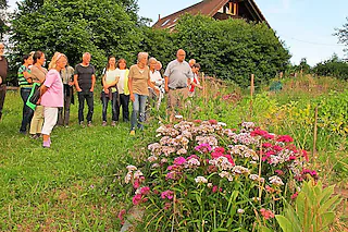 Almut Schmidt-Rau (Bildmitte) erläutert das innovative Projekt Lebensgarten Erdweg.Almut Schmidt-Rau (Bildmitte) erläutert das innovative Projekt Lebensgarten Erdweg. [Jutta Schütz]