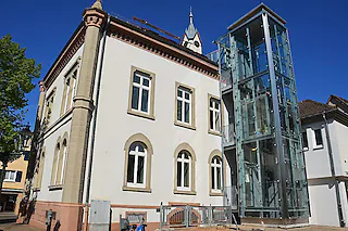 Rathaus Auggen, Aufzug, Turm, Kirche, Wappen [Gabriele Babeck-Reinsch]