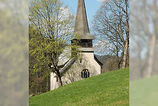 Europatag der LEADER Aktionsgruppe Südschwarzwald <?ZE?>am 8. Mai in Höllsteig<?ZE?>Historische Seilerei und Wohnmahlmühle bieten Schaubetrieb <?ZE?>Sternwanderung mit dem Schwarzwaldverein<?ZE?><?ZE?>Die LEADER Aktionsgruppe Südschwarzwald lädt zusammen mit der Gemeinde Breitnau, dem Verein Heimatpfad Hochschwarzwald e.V. und dem Schwarzwaldverein zum Abschluss der Europawoche 2010 am Samstag, 8. Mai, in Höllsteig zum Europa-Tag ein. In dem kleinen Weiler direkt an der B 31 unterhalb von Hinterzarten werden an diesem Tag von 9.30 bis 17 Uhr zahlreiche historische Denkmäler des alten Schwarzwälder Handwerks, die durch LEADER-Förderung erhalten geblieben sind, für die Öffentlichkeit zugänglich und erlebbar gemacht. In einer originalgetreu rekonstruierten Seilerei wird das vergessene Handwerk der Seilherstellung vorgeführt. Eine im Wiederaufbau befindliche historische Mühle aus dem Oberprechtal ermöglicht spannende Einblicke in die früheren Wohn- und Arbeitsverhältnisse einer Mühle sowie das Kübler- und Wagnerhandwerk. Im Zollhäuschen beim Hofgut Sternen kann die Verkehrsgeschichte des Höllentals nachvollzogen werden. Eine einmalige Gelegenheit ist die Besichtigung des kunstgeschichtlichen Kleinods der Oswaldkapelle, die um 12 und 14 Uhr geöffnet ist. Für alle Besichtigungen gilt freier Eintritt. Um 12.30 Uhr gibt es einen Empfang an der Seilerei mit der Trachtenkapelle und dem Männergesangsverein Breitnau. Um kurz vor 12 und um ca. 15 Uhr wird außerdem ein historischer Sonderzug Höllsteig passieren.<?ZE?>Wer den Tag mit einer zünftigen Mai-Wanderung verbinden will, kann sich aus verschiedenen Richtungen einer Sternwanderung des Schwarzwaldvereins nach Höllsteig anschließen: Um 9 Uhr trifft sich die Ortsgruppe Buchenbach am Bahnhof Himmelreich zur Fahrt mit Bahn und Bus nach Breitnau, um über den Piketfelsen nach Höllsteig abzusteigen. Um 10 Uhr startet die Ortsgruppe Breitnau am Rathaus Breitnau zur Wanderung durch die Ravennaschlucht und um 11 Uhr beginnt die dritte Gruppe am Bahnhof Hinterzarten eine Wanderung durch das Löffeltal. Alle Wanderungen sind geführt und können ohne vorherige Anmeldung mitgemacht werden. Eine Rückfahrtmöglichkeit Richtung Hinterzarten / Bahnhof und Breitnau gibt es mit dem Linienbus ab Höllsteig um 16.30 Uhr. [privat]