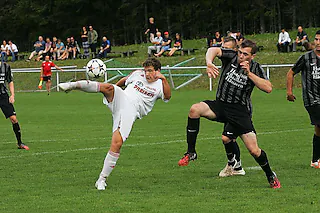 <ONBU></ONBU>Starke Partie: Louis Schanz (links) nimmt Maß und bugsiert den Ball beim 4:0 des SV Eggingen Richtung Tor. Jens-Peter Karthan, Innenver<?ZE?>teidiger beim Aufsteiger SG Höchenschwand/Häusern, kann ihn nicht daran hindern. Bild: Neubert<?ZE?><?ZE?> [Michael Neubert]