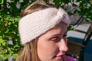 Wollfühlrunde: Knotenstirnband stricken