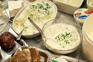 Käse Stähle in der Schusterstraße. Der Inhaber Carlo Stähle, Frischkäse, Theke. Freiburger Käseladen [Foto: Ingo Schneider]