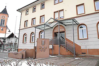 <BU>Dass der alte Chef der Gemeindeverwaltung Neuried nach der Wahl morgen auch der neue sein wird, daran zweifelt niemand. FOTO: HEIDI FÖSSEL</BU><Beschreibung>Altenheim Rathaus<?ZE?>Altenheim Rathaus<?ZE?></Beschreibung>Altenheim Rathaus [Heidi Foessel]