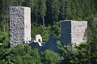 Hell präsentiert sich die sanierte Ruine Roggenbach. Links der Nordturm mit den Fledermausersatzquartieren, rechts der frühere Aussichtsturm.19.10.2021, BZ - BON: Hell präsentiert sich die sanierte Ruine Roggenbach. Links der Nordturm mit den Fledermausersatzquartieren, rechts der frühere Aussichtsturm. [Friedbert Zapf]