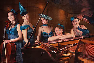 Dresdner Salon-Damen - „Irgendwo auf der Welt“