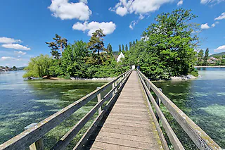 Wooden bridge over the Rhine River to monastery island of Werd near Stein am Rhein, Eschenz, Canton Thurgau, Switzerland [kardaska, stock.adobe.com]