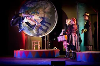In 80 Tagen um die Welt - Schauspiel-Spektakel von Soeren Voima nach Jules Verne