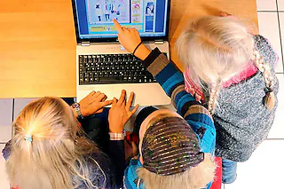 ILLUSTRATION - Kinder sitzen in Winterbach (nahe Stuttgart) am Dienstag (17.11.2009) an einem Laptop und spielen. Computerspiele können Jugendliche süchtig machen. Auch im Südwesten suchten immer mehr Eltern von abhängigen Teenagern Rat bei Allgemeinärzten und Suchtberatungsstellen. Foto: Bernd Weißbrod dpa/lsw (zu dpa lsw: "Computerspiele können Jugendliche süchtig machen" vom 18.11.2009) +++(c) dpa - Bildfunk+++ [A2931 Bernd Weißbrod]