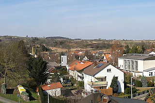 <ONBU></ONBU>Wagenstadt von der südlichen Anhöhe her: auf die Ortsdurchfahrt, rechts die Schule und links die evangelische Kirche [Michael Haberer]