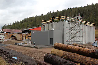 Hohe Investitionen tätigt gegenwärtig das Sägewerk Zipfel am Fuße des Schollacher Tales. Es entsteht ein Blockheizkraftwerk, welches thermische und elektrische Energie liefern wird.25.11.2016, BZ - NEU: Hohe Investitionen tätigt gegenwärtig das Sägewerk Zipfel am Fuß des Schollacher Tals. Es entsteht ein Blockheizkraftwerk, das thermische und elektrische Energie liefern wird. Gert Brichta [Gert Brichta]