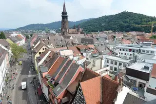 Ein und Ausblicke, Treppen, Holzgebälk, Blick über die Stadt18.08.2016, BZ - FRB: So geschwungen ist die Kaiser-Joseph-Straße.18.08.2016, BZ - FRB: So geschwungen ist die Kaiser-Joseph-Straße. [Foto: Rita Eggstein]