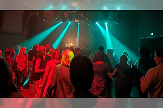 Schwanen Vor12Club - Early-Disco für (Care-)Arbeiter:innen, Familienmanager:innen und alle Tanzwütigen
