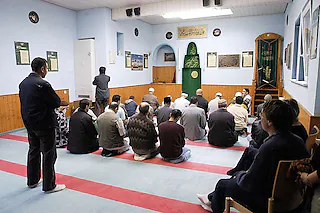 <BU>Islamisches Zentrum Freiburg e.V. in der Hugstetter Straße. Einführung in den Islam und Mittagsgebet.</BU>Islamisches Zentrum Freiburg e.V. in der Hugstetter Straße. Mittagsgebet. [Ingo Schneider]
