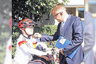 <ONBU>Landtagspräsident Guido Wolf plaudert bei der Besichtigung der drei Tiengener Sonderschulen immer wieder mit Schülern - hier mit Lukas von der Wutach-Schule. Bild: Freudig</ONBU>Landtagspräsident Guido Wolf plaudert bei der Besichtigung der drei Tiengener Sonderschulen immer wieder mit Schülern - hier mit Lukas von der Wutach-Schule. Bild: Freudig [Foto: BZ]