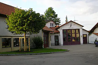 Die Harpolinger Feuerwehr ist kein Freund des Baums zwischen Kindergarten und Gerätehaus. Der Ortschaftsrat hat aber beschlossen, dass dort weder Baum noch Rasen ein Blättchen gekrümmt wird. FOTO: SAHLIFile written by Adobe Photoshop¨ 4.0Kindergarten und Feuerwehrgerätehaus, Harpolingen, Platz soll ganz befestigt werden, will Feuerwehr; der Baum ist nicht merh der alte - der wurde bei nacht und nebel gefällt [Stefan Sahli]