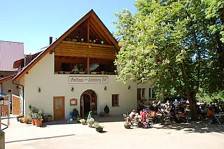 BZ Vesper App Ausflugslokale; Schönberg Hof16.03.2010, BZ - AAW: Im Sommer bieten die Kastanien vor dem Schönberg Hof willkommenen Schatten. Karlheinz Scherfling15.04.2015, BZ - BEX: Schönberghof [Karlheinz Scherfling]