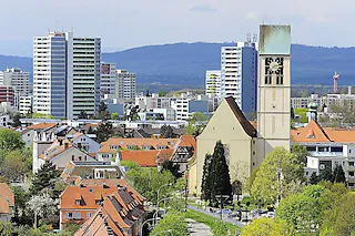 St. Michael Kirche und Dächer der "Gartenstadt", der Carl-Kistner-Straße, im Hintergrund die Hochhäuser von Weingarten, Hochhaus, Satteldach, Dach, Wohnen, Mieten, Architektur, Stadtansicht, Gebäude, Wohnhausdächer, SOLOBILD [Ingo Schneider]