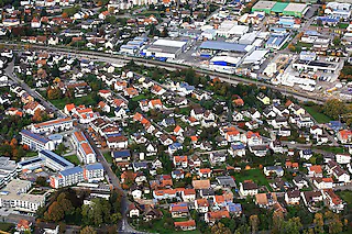 Wohnbebauung zwischen Gewerbegebiet und Gemeindezentrum am Breitenstein Rathaus Ortszentrum [Erich Meyer]