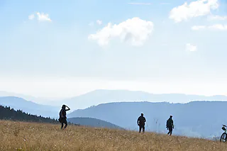 Noch etwas Sonne tanken im Oberen Wiesental im Oktober   Schmuckbilder zum Thema Tourismus Urlaub Landschaft Mountainbiker Radfahrer Wanderer Hundehalter [Angelika Schmidt]