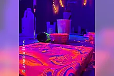 Neon Pouring im Schwarzlicht