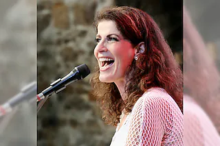 Frau Höpker - bittet zum Gesang: Das Mitsing-Konzert!