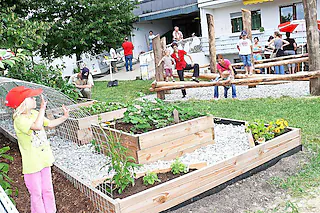 Friesenheim Evangelischer Kindergarten Sommerfest, "Die Natur mit allen Sinnen erleben",  der neue Kräutergarten mit Tunnel, im Hinterrgrund das neue Klettergerüst________________________________________________________________________AOL eMail auf Ihrem Handy! Ab sofort k?nnen Sie auch unterwegs Ihre AOL email abrufen. Registrieren Sie sich jetzt kostenlos. [Frank Leonhardt]