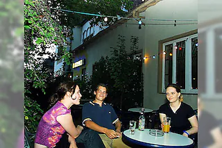<BU>Unter dem grünen Dach der riesigen Platane plauschen oder eine Pause machen im Billardspiel - die Terrasse bei „Billard 93“. FOTO: HEIDI FÖSSEL</BU><Beschreibung></Beschreibung>Lahr Gartenwirtschaft Billard 93 [Heidi Foessel]