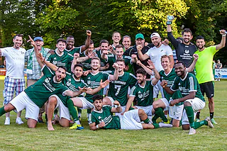 Jubel beim SV Jechtingen, die Mannschaft feiert nach dem 6:3-Erfolg über die SG Hecklingen/Malterdingen II einen Spieltag vor Schluss die Meisterschaft in der Kreisliga B, Staffel I, und steigt in die Kreisliga A auf [Ing Umhauer]