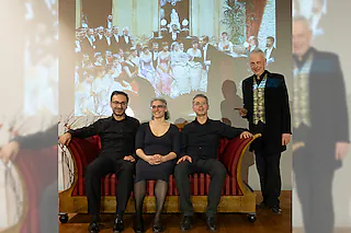 Pariser Salon über Freiburgs Dächern
