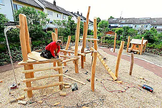 <ONBU></ONBU>Berrthold Allgeier bei den letzten Arbeiten auf dem Spielplatz "Langen Wangen" in Opfingen (der zwischen Ruländerallee, Ringweg, Battstubenweg und Raiffeisenstraße liegt) ist nach einem 46000 Euro teuren Umbau wieder geöffnet. [Ingo Schneider]