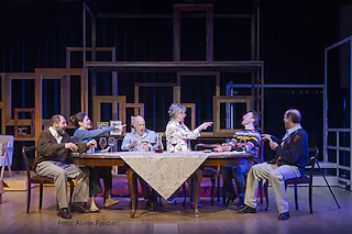 Und wenn wir alle zusammenziehen? - Komödie von Anna Bechstein