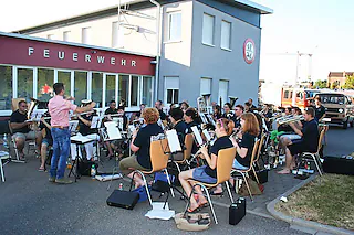 <ONBU></ONBU>Blendende Kooperation beim Platzkonzert. Der Musikverein präsentierte sein Repertoire, die Feuerwehr bewirtete.<?ZE?><?ZE?>Von Michael Masson<?ZE?><?ZE?>Mahlberg. Es ist eine ideale Kooperation. Der Musikverein präsentierte sich dieses Jahr erneut zum abendlichen Platzkonzert auf dem Vorhof des Feuerwehr- Gerätehauses, für Getränke und Essen hatten die Kameraden der Freiwilligen Feuerwehr gesorgt. So waren hunderte Gäste rundum musikalisch und lukullisch versorgt. <?ZE?><?ZE?>Im Abendschatten des Gerätehauses ließ sich trefflich im Freien sitzen, hier hatten auch 37 Instrumentalisten der Kapelle mit ihrem Dirigenten Rüdiger Müller ihre Plätze gefunden. Sie boten einen Musikmix von Traditionellem bis zu Modernem. Da fanden sich Johann Straußens schnelle Polka "Auf der Jagd" genauso wie ein Potpourri mit Phil- Collins- Schlagern. Auch eine African Symphonie, Bugs Bunnys Trickfilmmusik oder ein "Western Graffiti" einschließlich Bonanza durften nicht fehlen. <?ZE?><?ZE?>176 Bank- Sitzplätze wurden über den vergleichsweise lauen Sommerabend sogar mehrfach komplett in Anspruch genommen, aus ihrer Zeltküche lieferten die Helfer der Feuerwehr derweil zahlreiche Steaks, Grill- und Currywürste mit Wecken, ein Kühlwagen sorgte überdies für niedrige Getränketemperaturen. Das <?ZE?>Platzkonzert kam nicht nur bei den teils sogar auswärtigen Gästen prima an. Auch die Vorsitzende des<?ZE?>Musikvereins, Tanja Lehmann, zeigte<?ZE?><?ZE?>- 2 -<?ZE?><?ZE?>sich begeistert: "Uns hat das Spielen hier im Freien vor großem Publikum selbst großen Spaß bereitet!" Mit Feuerwehrkommandant Rolf Ackermann war sie sich einig: "Das machen wir nächstes Jahr gerne wieder!" <?ZE?> [Michael Masson]