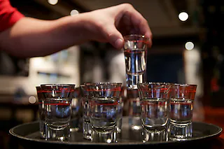 ILLUSTRATION - Eine Hand greift am 05.10.2015 in einer Gaststätte in Hamburg nach einem der gefüllten Schnapsgläser auf einem Tablett. Foto: Axel Heimken/dpa (zu dpa «DAK-Studie: Alkoholwerbung verführt Jugendliche zum Rauschtrinken» vom 06.10.2015) +++(c) dpa - Bildfunk+++20.10.2015, BZ - OLA: Alkohol ist die Droge Nummer eins. dpa02.06.2016, BZ - SHO: Der Jugendschutz beim  Alkohol ist nicht so leicht durchzusetzen. Testkäufe zeigen Wirkung.  dpa/Heimken02.06.2016, BZ - WEI: Der Jugendschutz beim  Alkohol ist nicht so leicht durchzusetzen. Testkäufe zeigen Wirkung.  dpa/Heimken02.06.2016, BZ - LOR: Der Jugendschutz beim  Alkohol ist nicht so leicht durchzusetzen. Testkäufe zeigen Wirkung.  dpa/Heimken02.06.2016, BZ - RHF: Der Jugendschutz beim  Alkohol ist nicht so leicht durchzusetzen. Testkäufe zeigen Wirkung.  dpa/Heimken [Foto: Axel Heimken]
