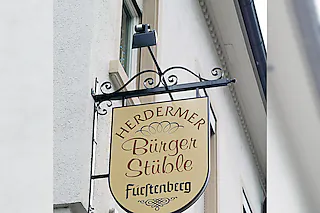 Herdemer Bürgerstube, Kneipenschild in an der Ecke Hauptstraße und Schlüsselstraße. Fragen des Alltags [Ingo Schneider]
