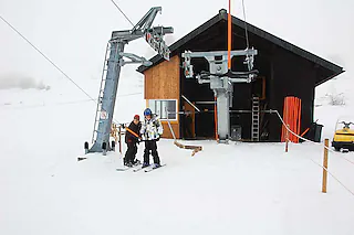 Die Technik wurde erneuert und ein größerer Kassenraum mit besserer Übersicht angebaut - die weiteren Investitionen in den Ausbau des Skiliftgebäudes werden aber verschoben, weil Lenzkirch nicht genügend Geld hat. [Sebastian Barthmes]