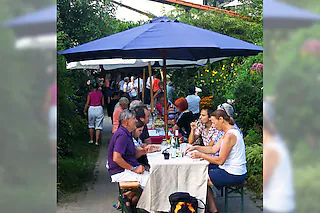 bei  hochsommerlichen  Temperaturen  waren  die  schattigen  Innenhöfe  der Winzerbetriebe  in Laufen, wie  hier  im Weingut Brugger,  sehr  begehrt. [Ingeborg Grziwa]