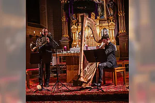 Senioren Weihnachten - Erleben Sie A bissal staade Zeit mit dem Duo Harfe und Horn mit Musik und besinnlichen Texten.