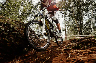 rider of bike downhill mountain biking trail in sunlight17.06.2018, SO - LOK: Was für Mountainbiker eine pure Freude ist, ist einigen Wanderern und Naturschutzrechtlern ein Dorn im Auge: Bike-Trails quer durch den Wald.Foto: Fotolia.com/Sportpoint17.06.2018, SO - LOK: Was für Mountainbiker eine pure Freude ist, ist einigen Wanderern und Naturschutzrechtlern ein Dorn im Auge: Bike-Trails quer durch den Wald.Foto: Fotolia.com/Sportpoint [Foto: sportpoint, stock.adobe.com]