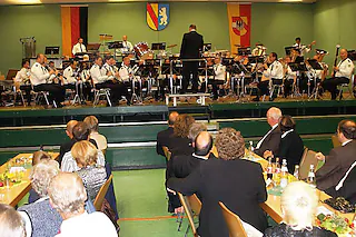 <ONBU></ONBU><Bildtext>Vor fast voll besetzten Zuschauerreihen gab das Bundespolizeiorchester aus München am Samstag ein Benefizkonzert in der Bötzinger Sporthalle;</Bildtext> [Barbara Schmidt]
